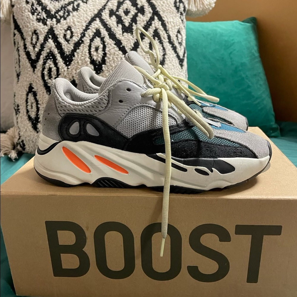 Yeezy boost 700 size 5 in woman